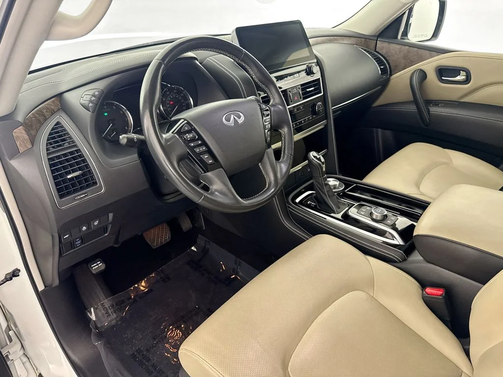 Used 2024 White INFINITI Premium Select image 9