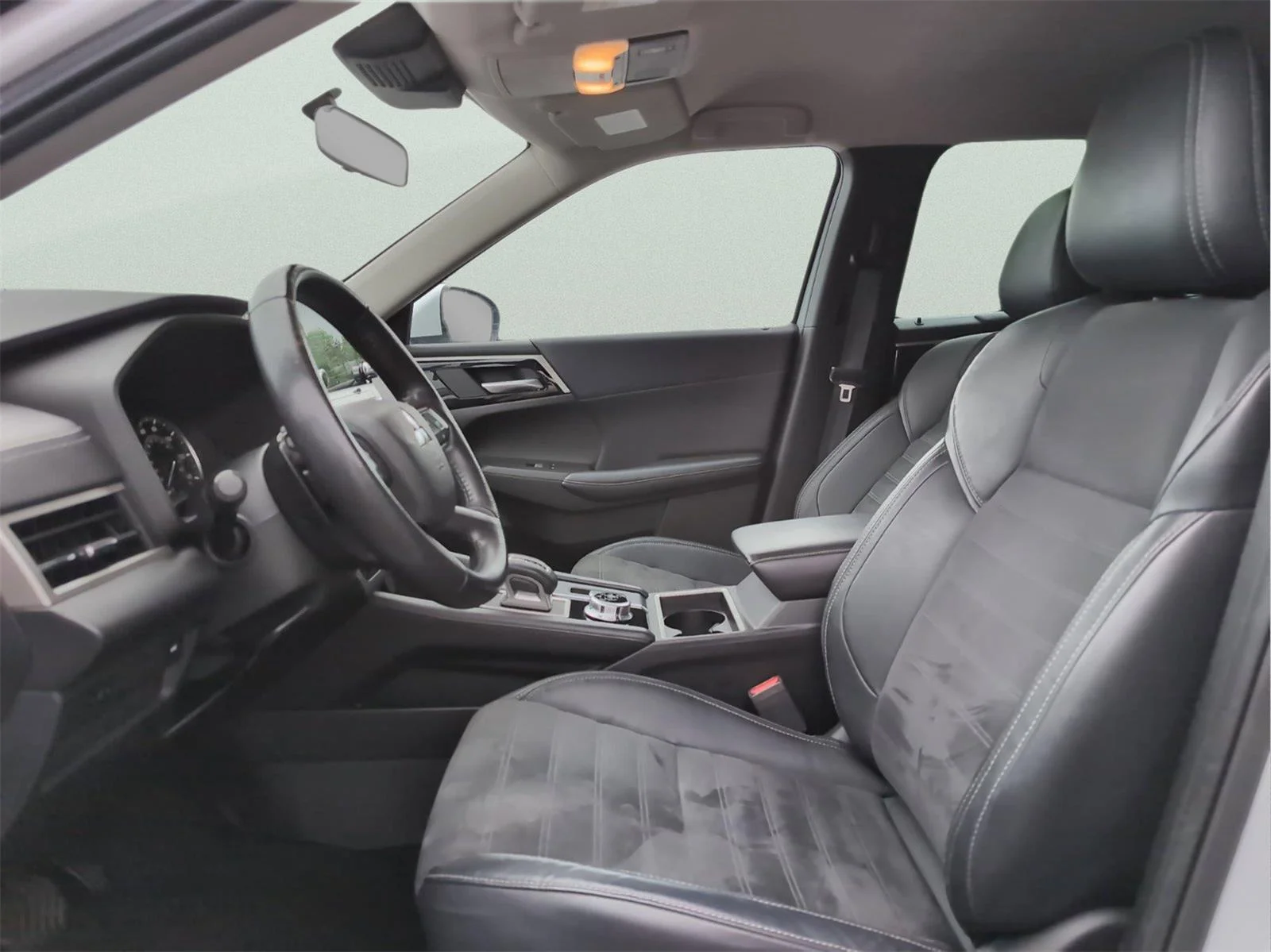 Used 2022 White Diamond Mitsubishi Black Edition image 10
