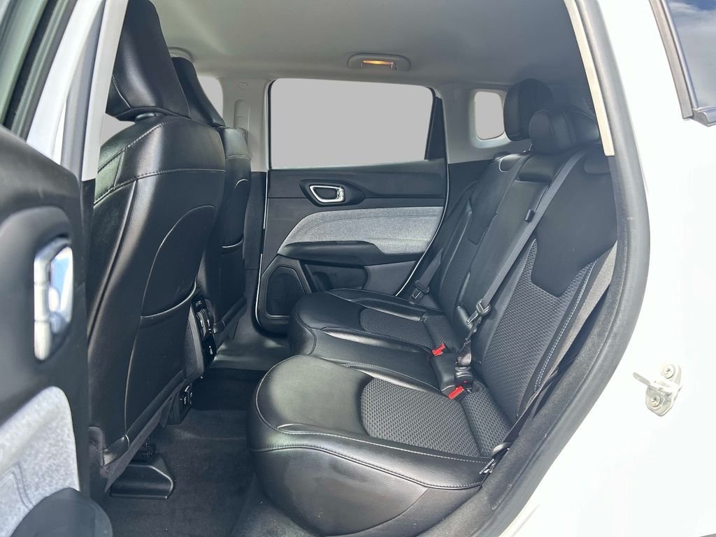 Used 2022 White Jeep Latitude image 15
