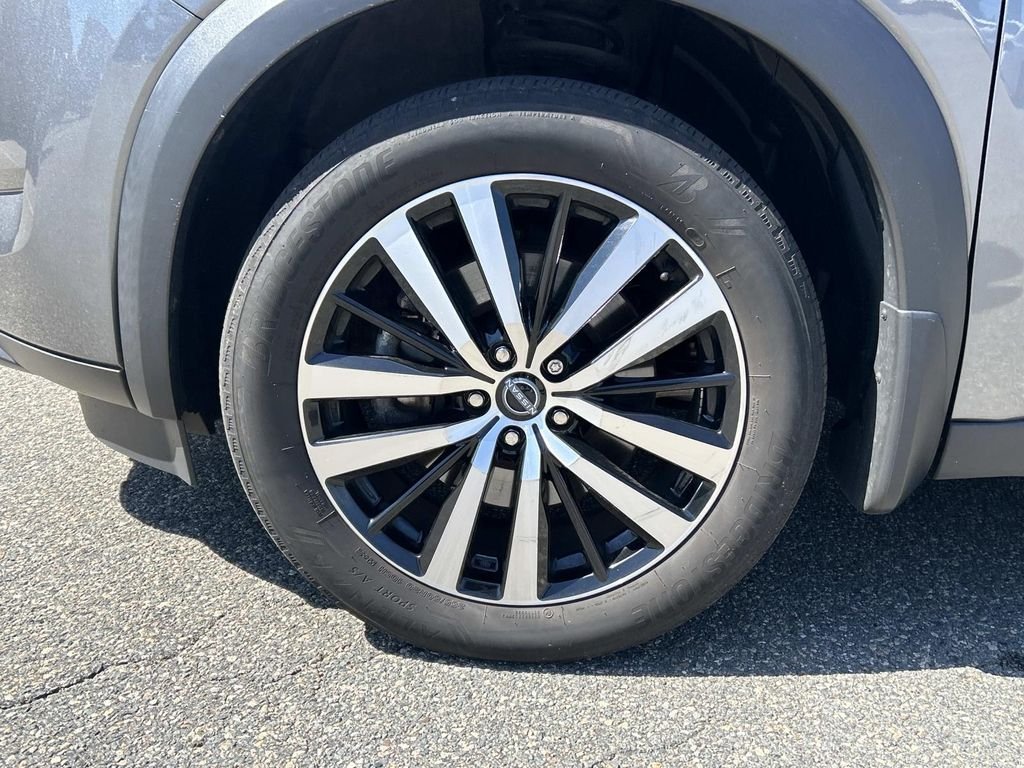 Used 2023 Gray Nissan Platinum image 9
