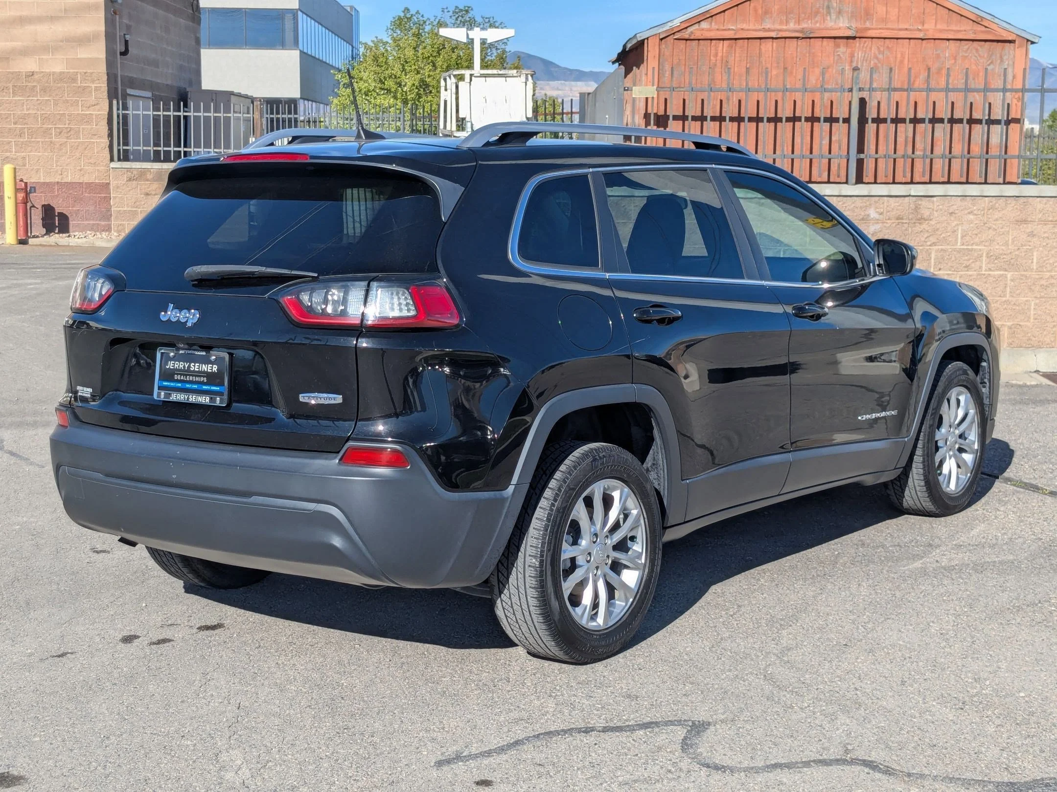 Used 2019 Diamond Black Crystal Pearlcoat Jeep Latitude image 5