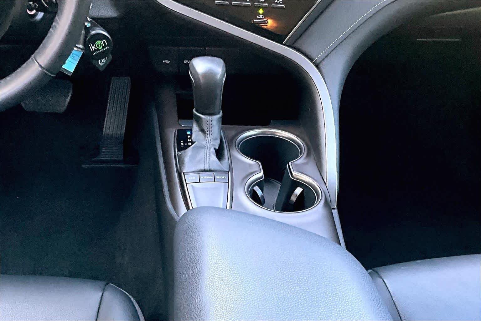 Used 2022 White Toyota SE image 17