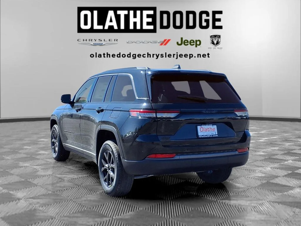 New 2026 Diamond Black Crystal Pearl-Coat Exterior Paint Jeep Laredo Altitude image 3