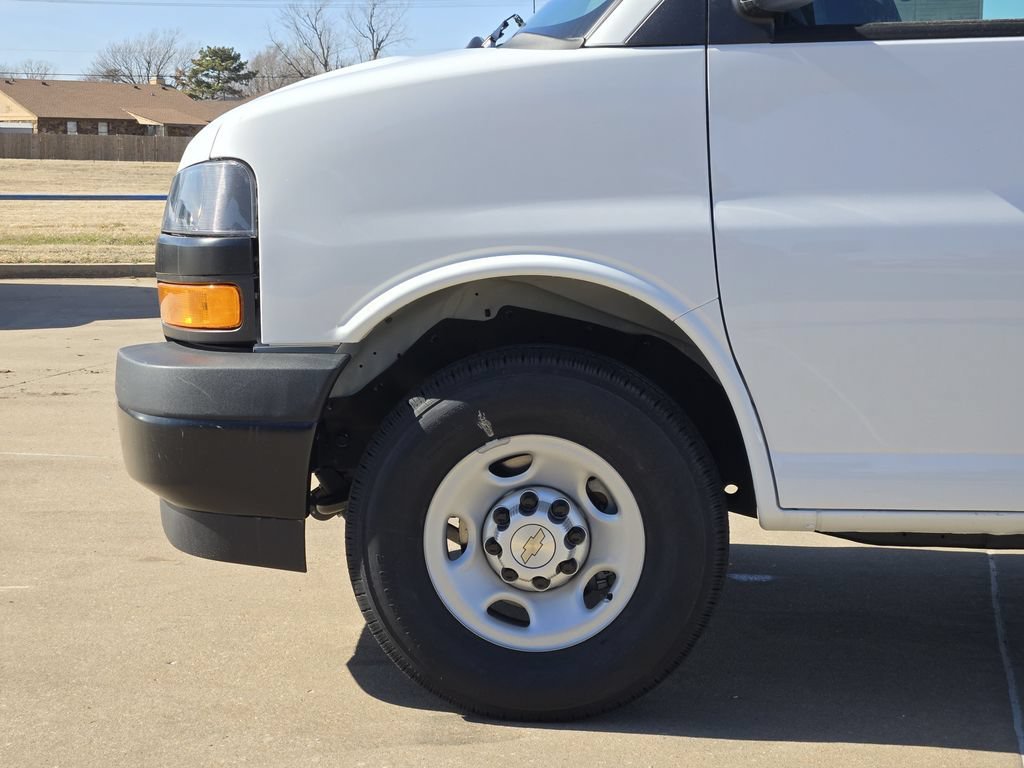 New 2025 Summit White Chevrolet WT image 19