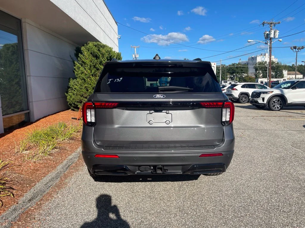 New 2027 CARBONIZED GRAY Ford ST-Line image 8