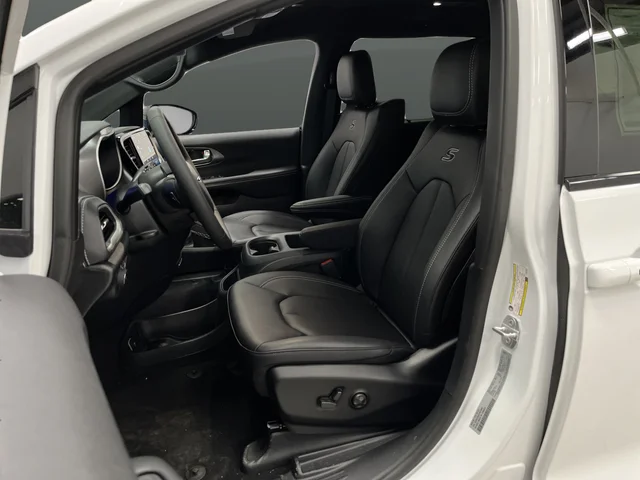 New 2026 Bright White Clear-Coat Exterior Paint Chrysler Select image 4