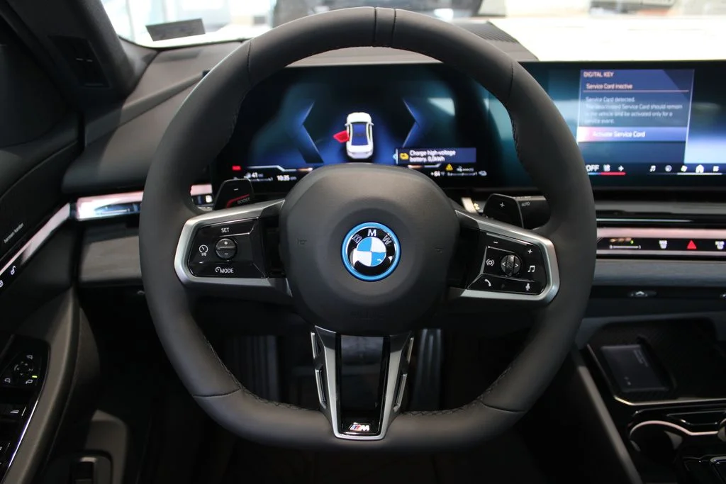 New 2026 Mineral White Metallic BMW 550e xDrive image 21