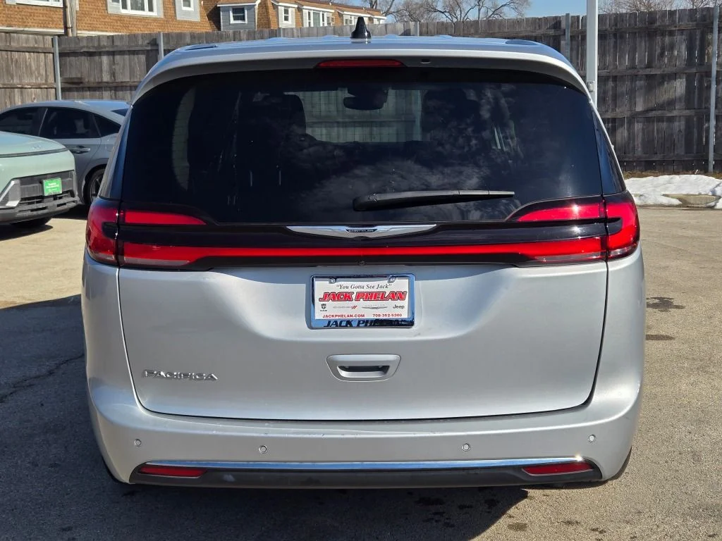 Used 2024 Silver Chrysler Touring L image 10