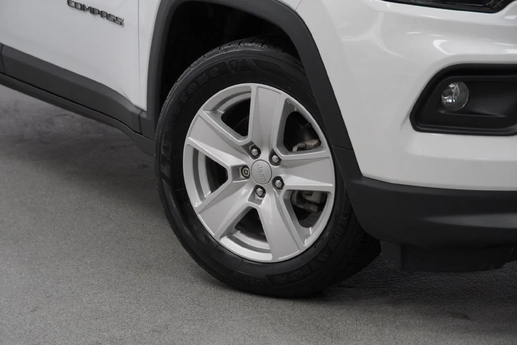 Used 2022 Bright White Clea Jeep Latitude image 8