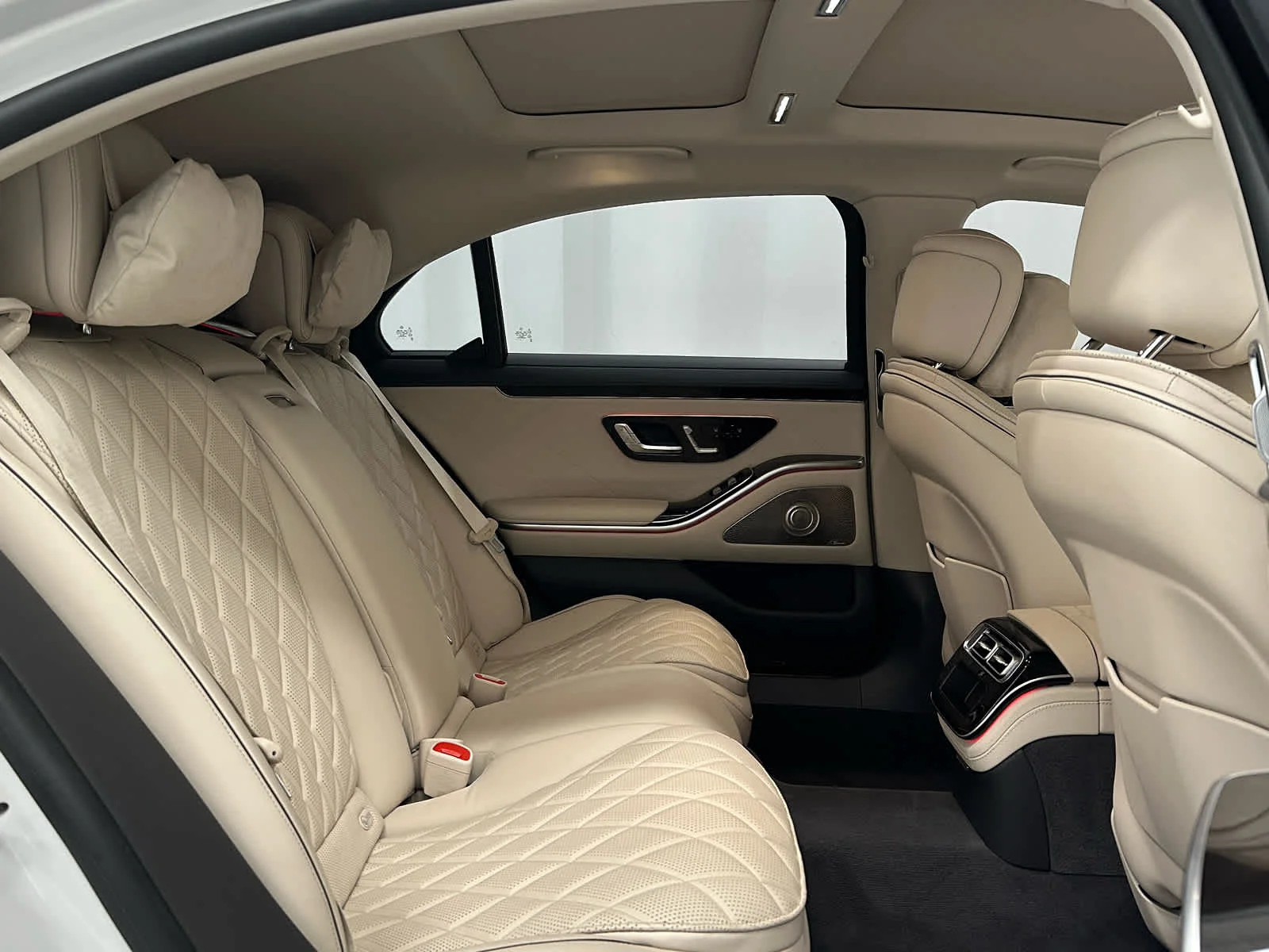 Used 2024 MANUFAKTUR Moonlight White Metallic Mercedes-Benz S 580 image 20