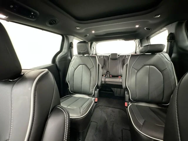 New 2027 Diamond Black Crystal Pearl-Coat Exterior Paint Chrysler Limited image 26
