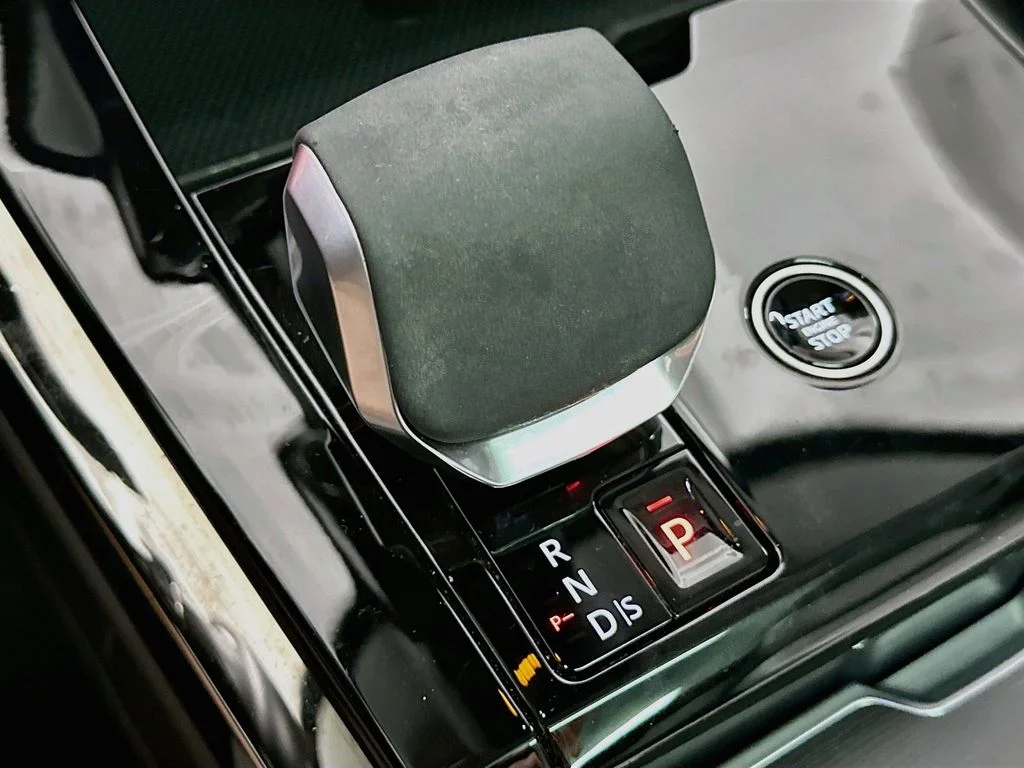 Used 2024 Fuji White Land Rover SE image 18