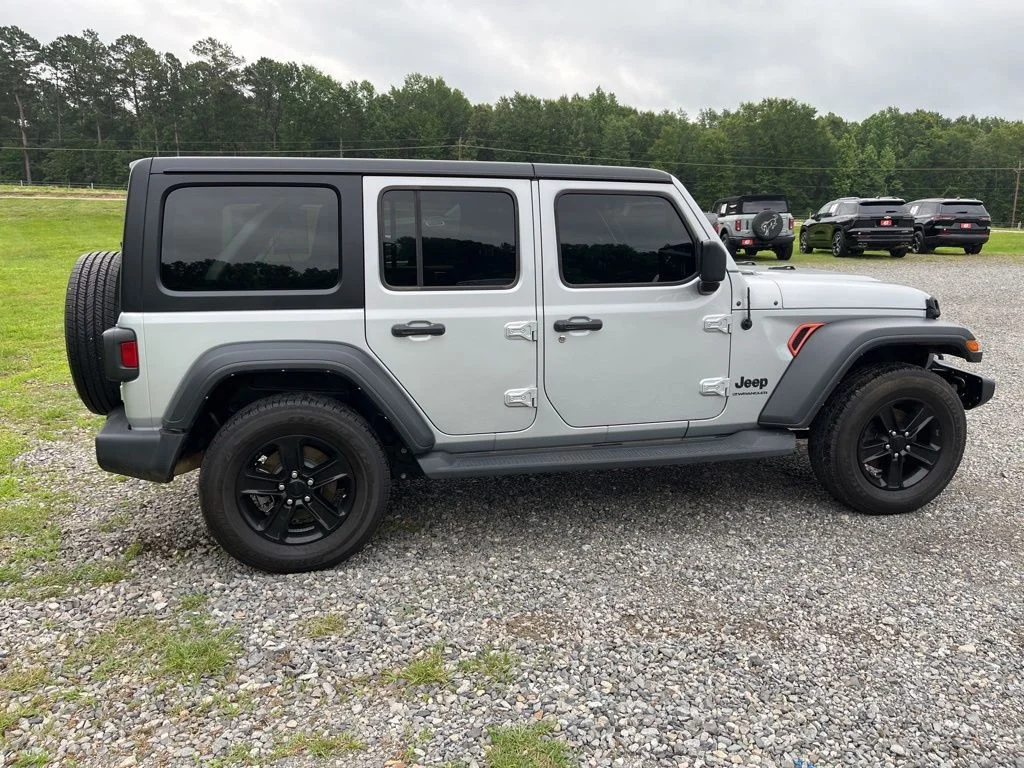 Used 2023 Silver Jeep Altitude image 9