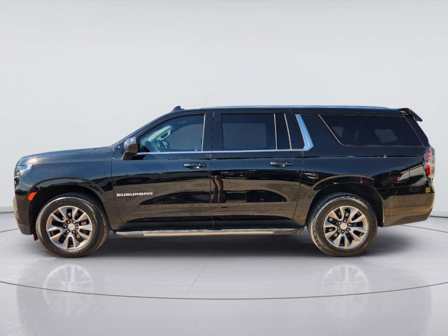 2024 Chevrolet Suburban photo 4 of 32