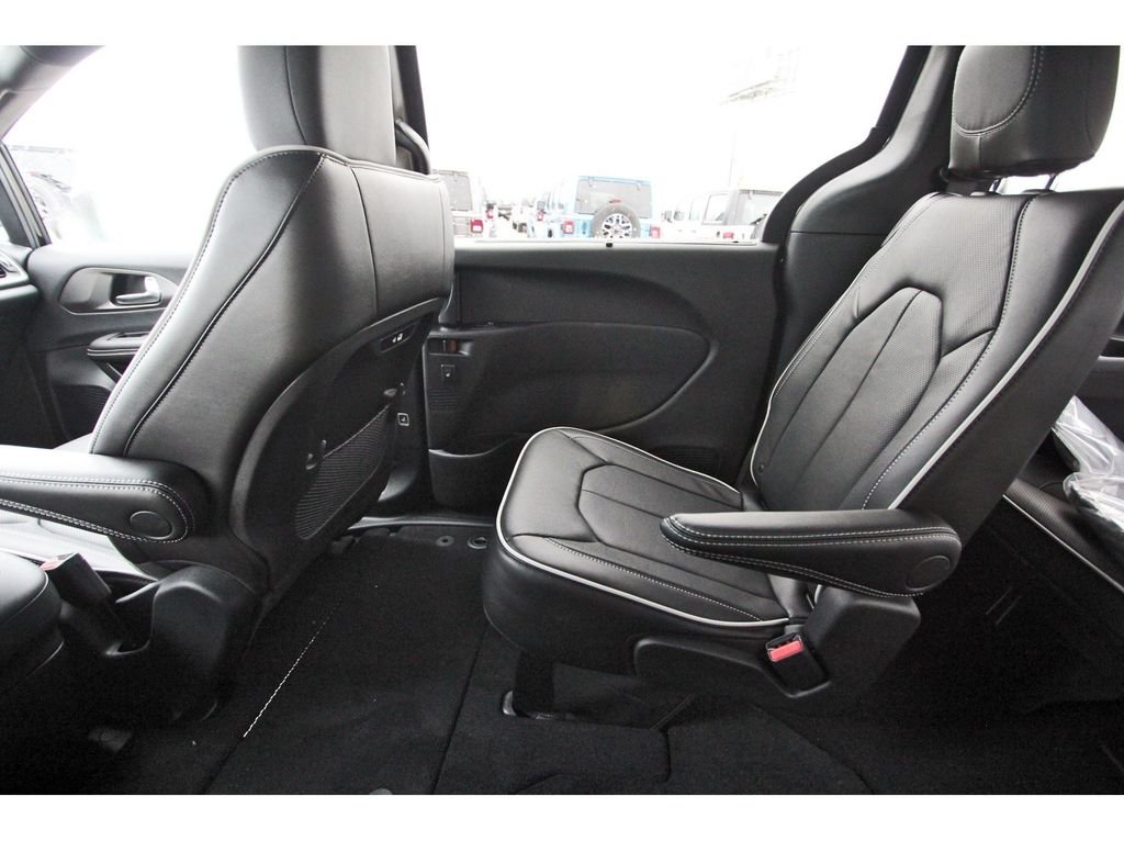 New 2027 Diamond Black Crystal Pearl-Coat Exterior Paint Chrysler Limited image 11
