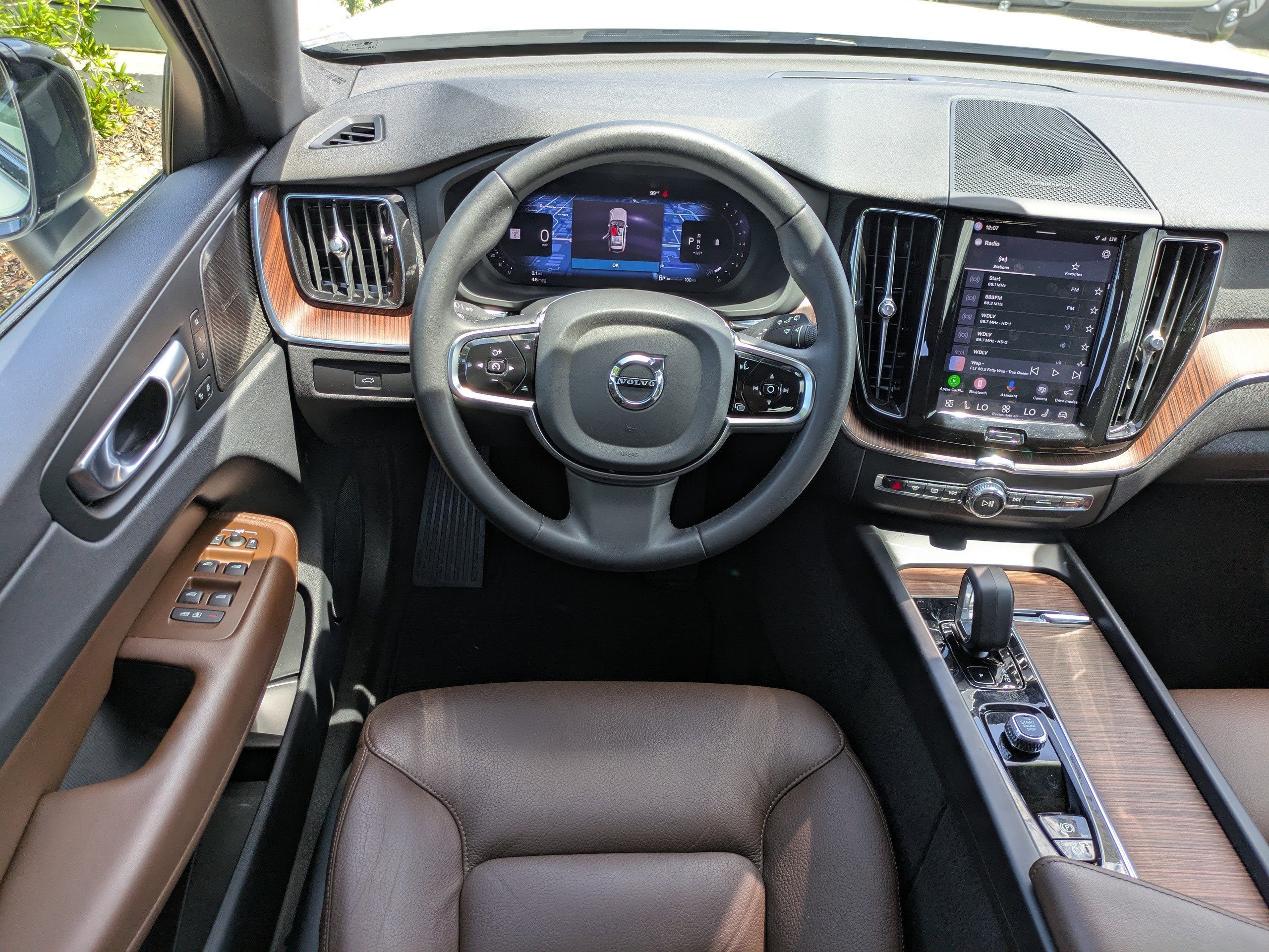 Used 2024 Crystal White Metallic Volvo Plus Dark Theme image 13