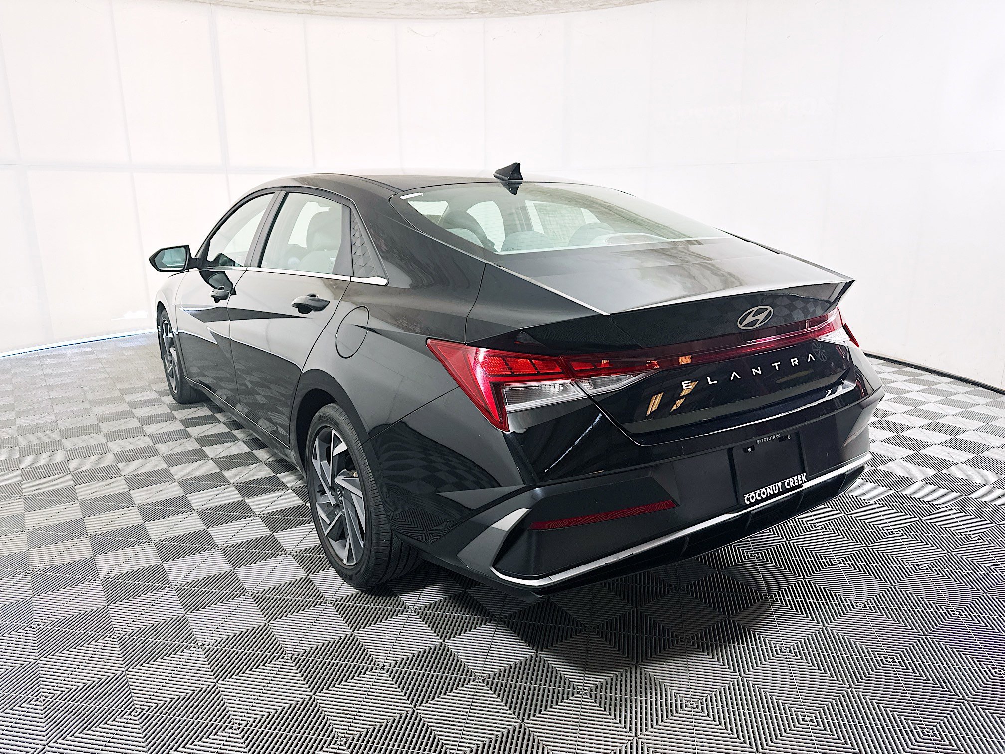 Used 2025 Abyss Black Hyundai SEL Convenience image 5