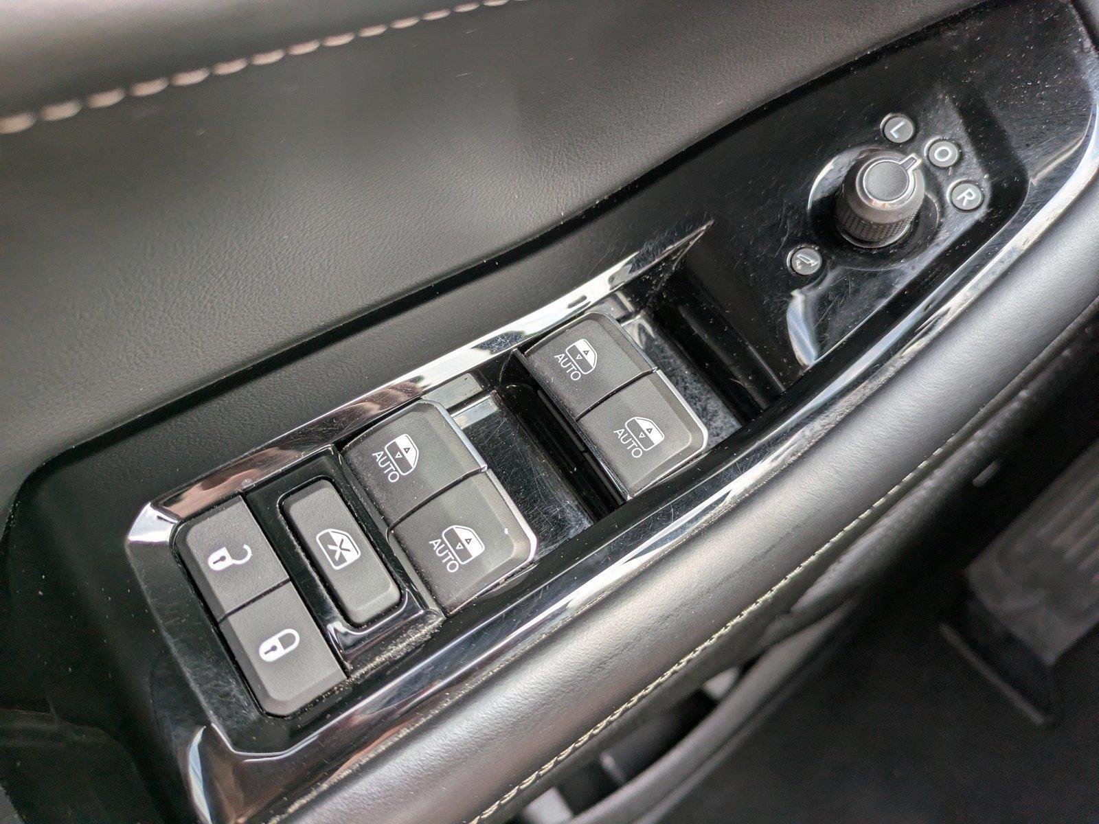 Used 2023 Diamond Black Crystal Pearlcoat Jeep Overland image 25