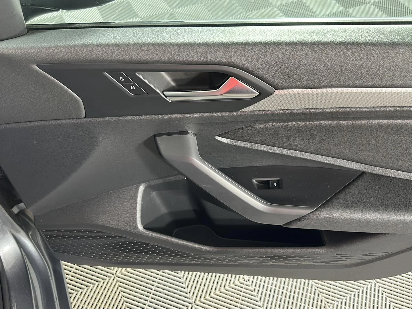 Used 2019 Platinum Gray Metallic Volkswagen SE image 5