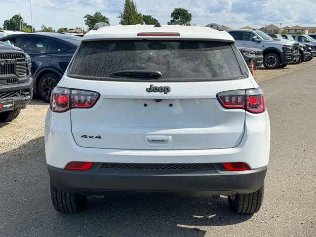New 2026 Bright White Clear-Coat Exterior Paint Jeep Latitude image 7
