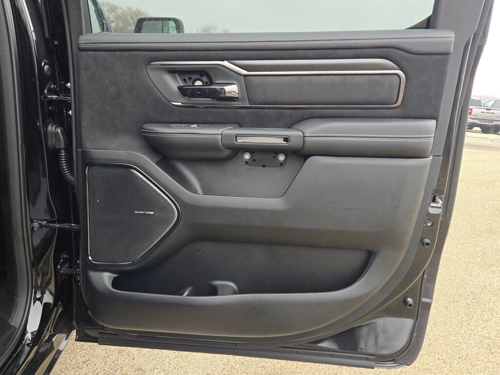 New 2026 Diamond Black Crystal Pearl-Coat Exterior Paint RAM RHO image 15