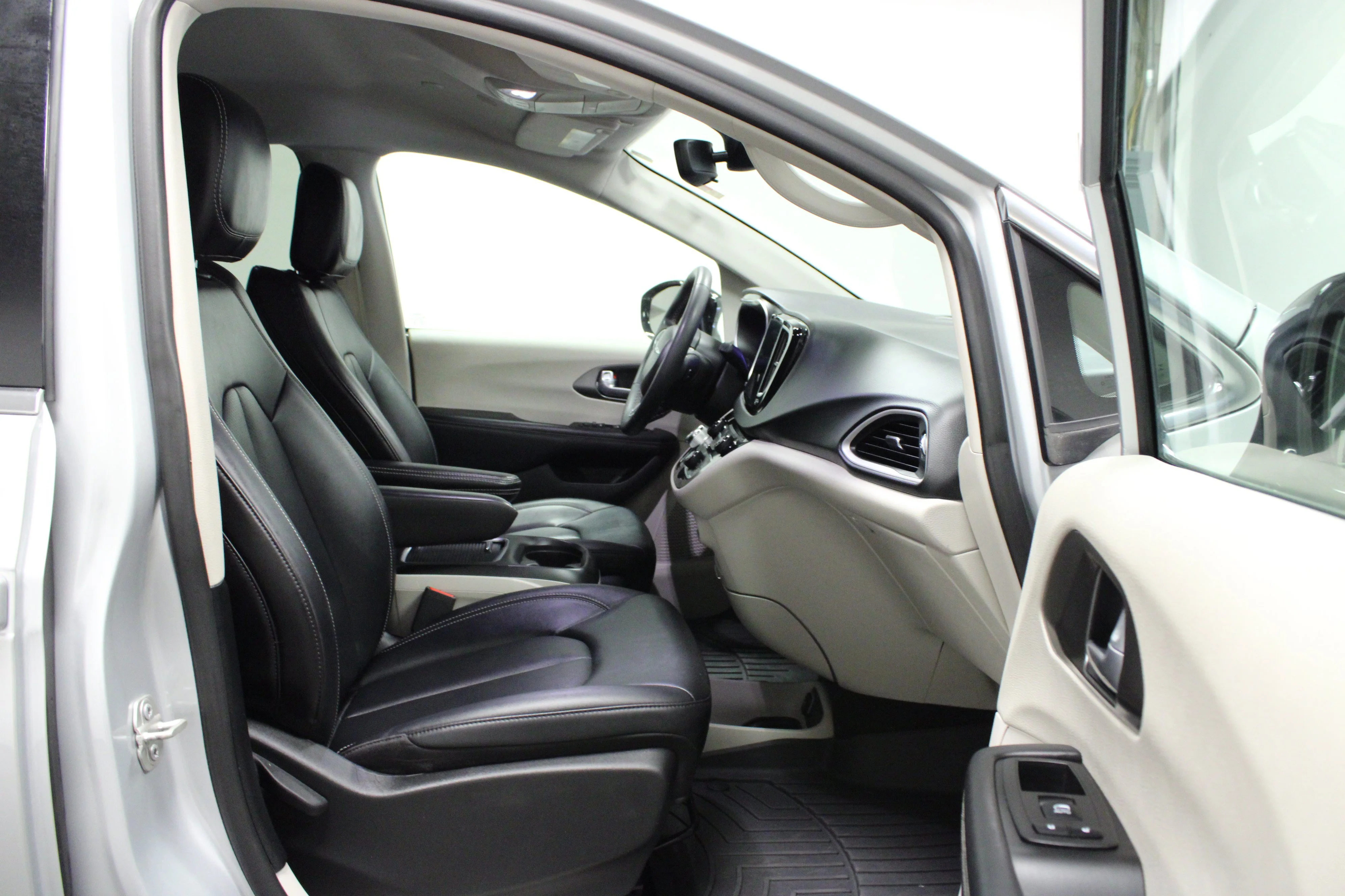 Used 2024 Silver Mist Clearcoat Chrysler Touring L image 17