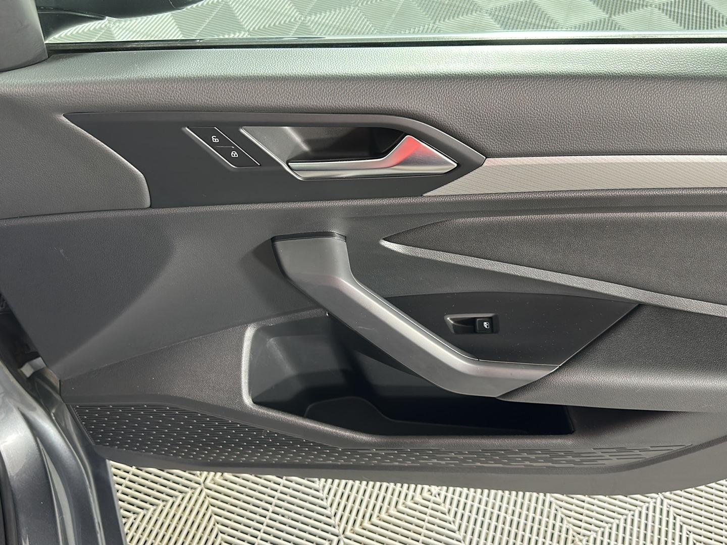 Used 2019 Platinum Gray Metallic Volkswagen SE image 5
