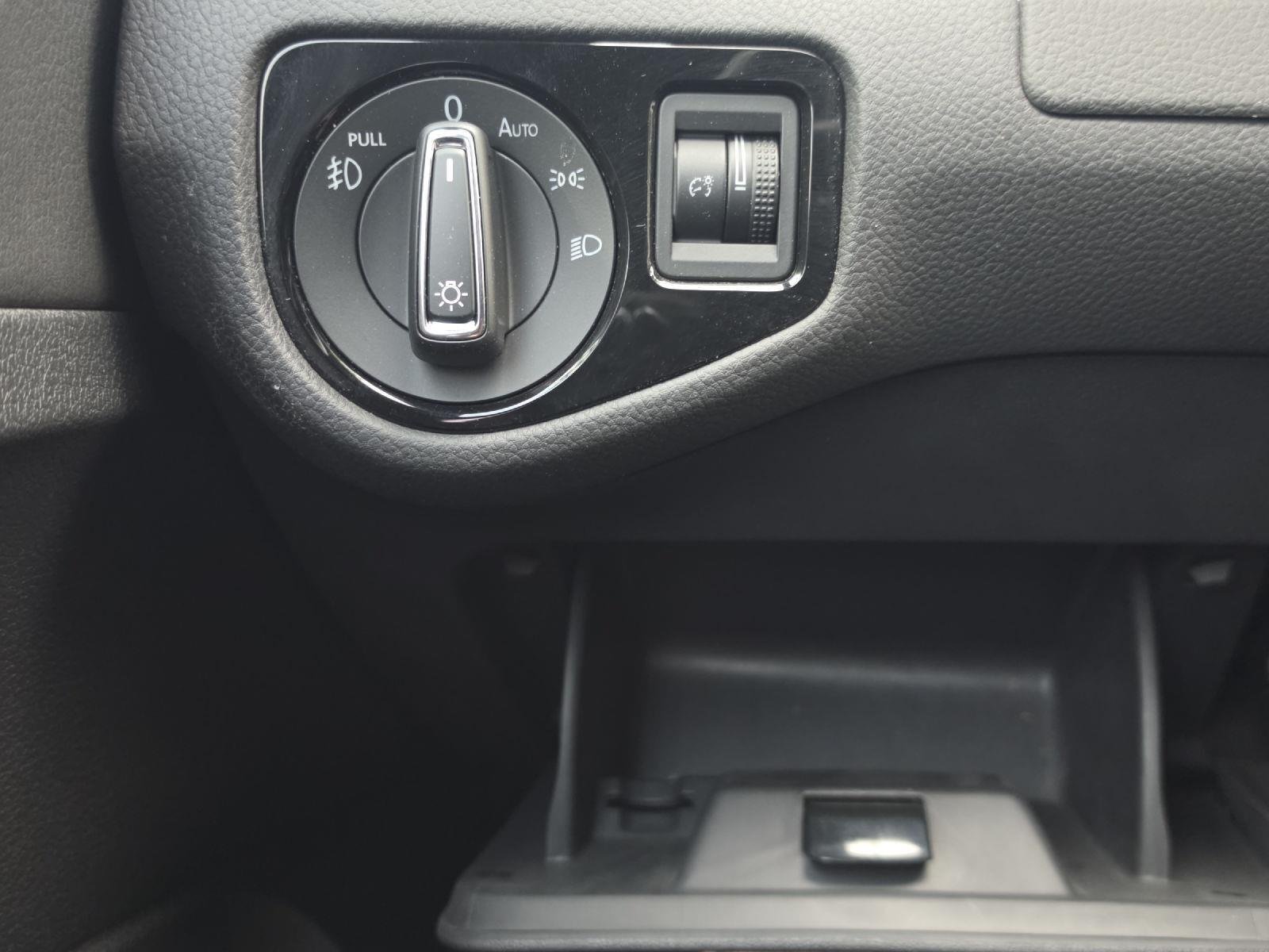 Used 2018 Night Blue Metallic Volkswagen S image 39