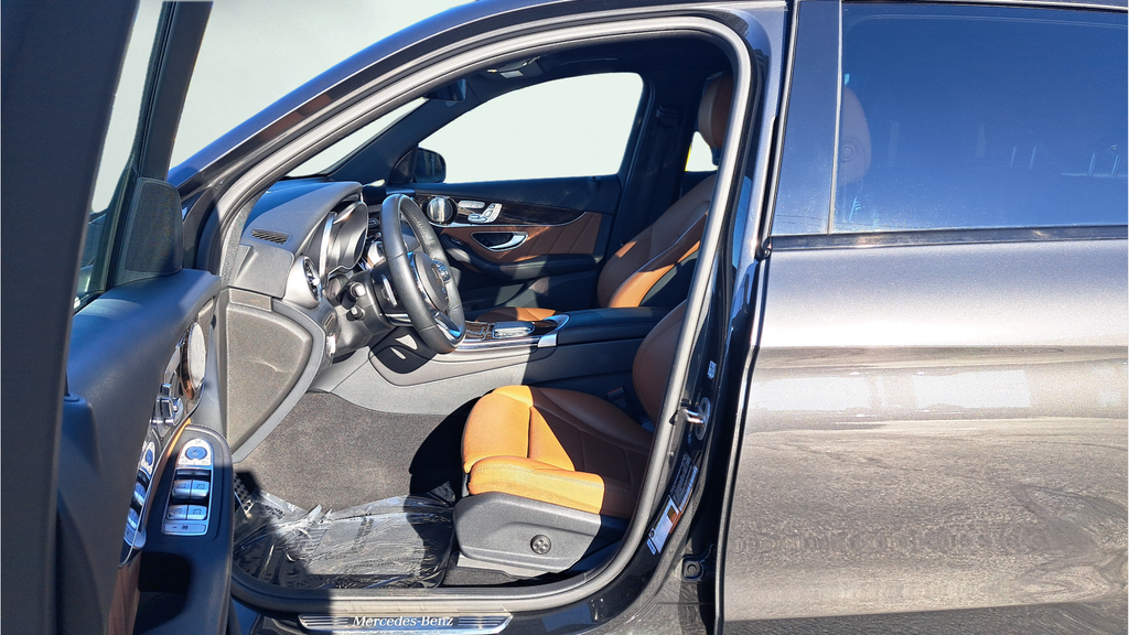 Used 2021  Mercedes-Benz GLC 300 image 9