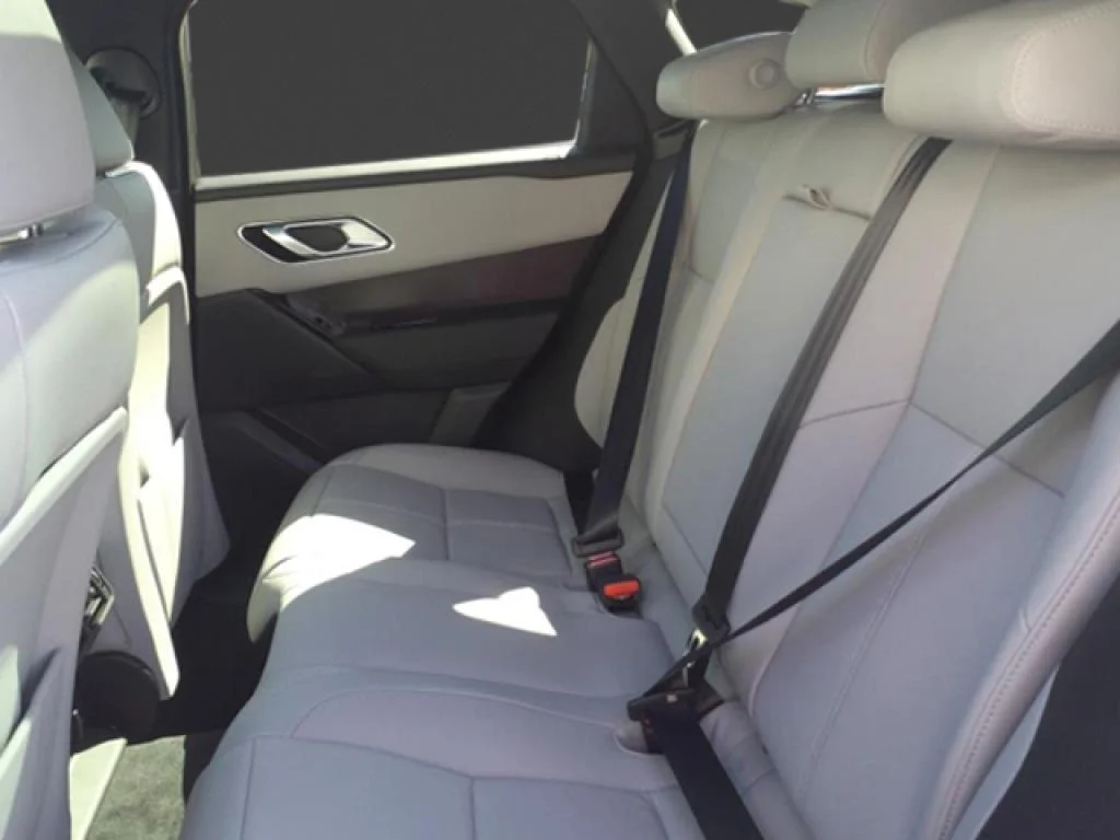 New 2026 Santorini Black LAND ROVER Dynamic SE image 4