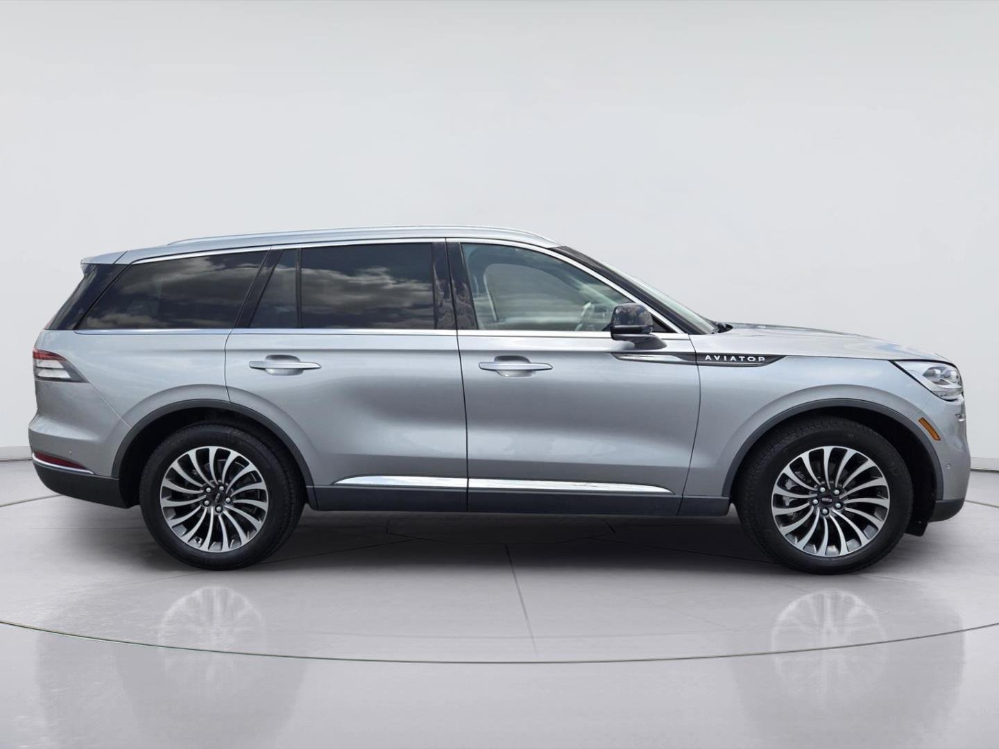 Used 2022 Silver Radiance Metallic Clearcoat Lincoln Reserve image 4