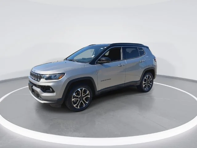 Used 2024  Jeep Limited image 4