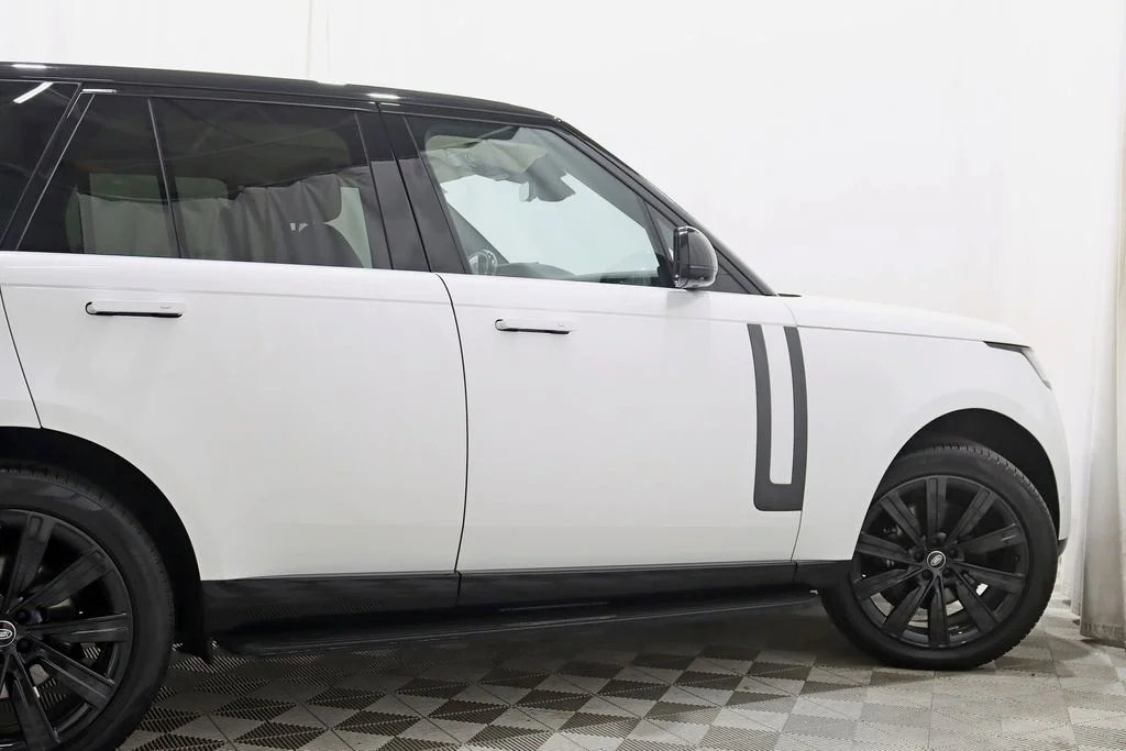Used 2023 White Land Rover SE image 10