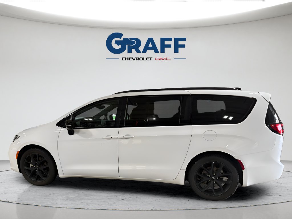 Used 2025  Chrysler Limited image 2