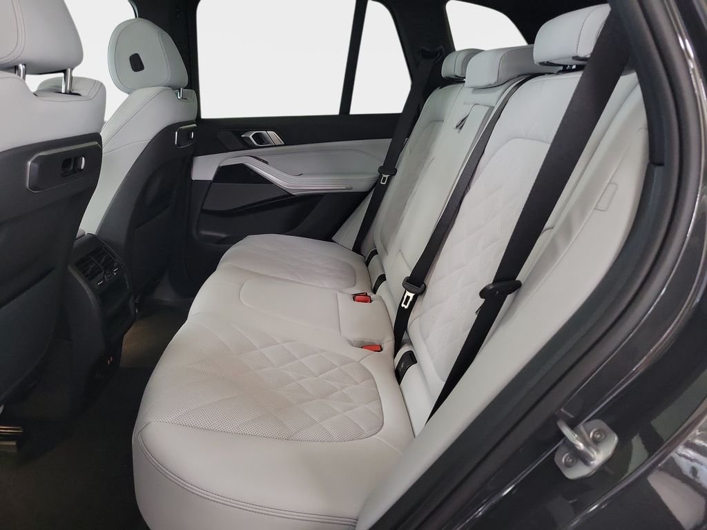 New 2026 Dravit Grey Metallic BMW sDrive40i image 9