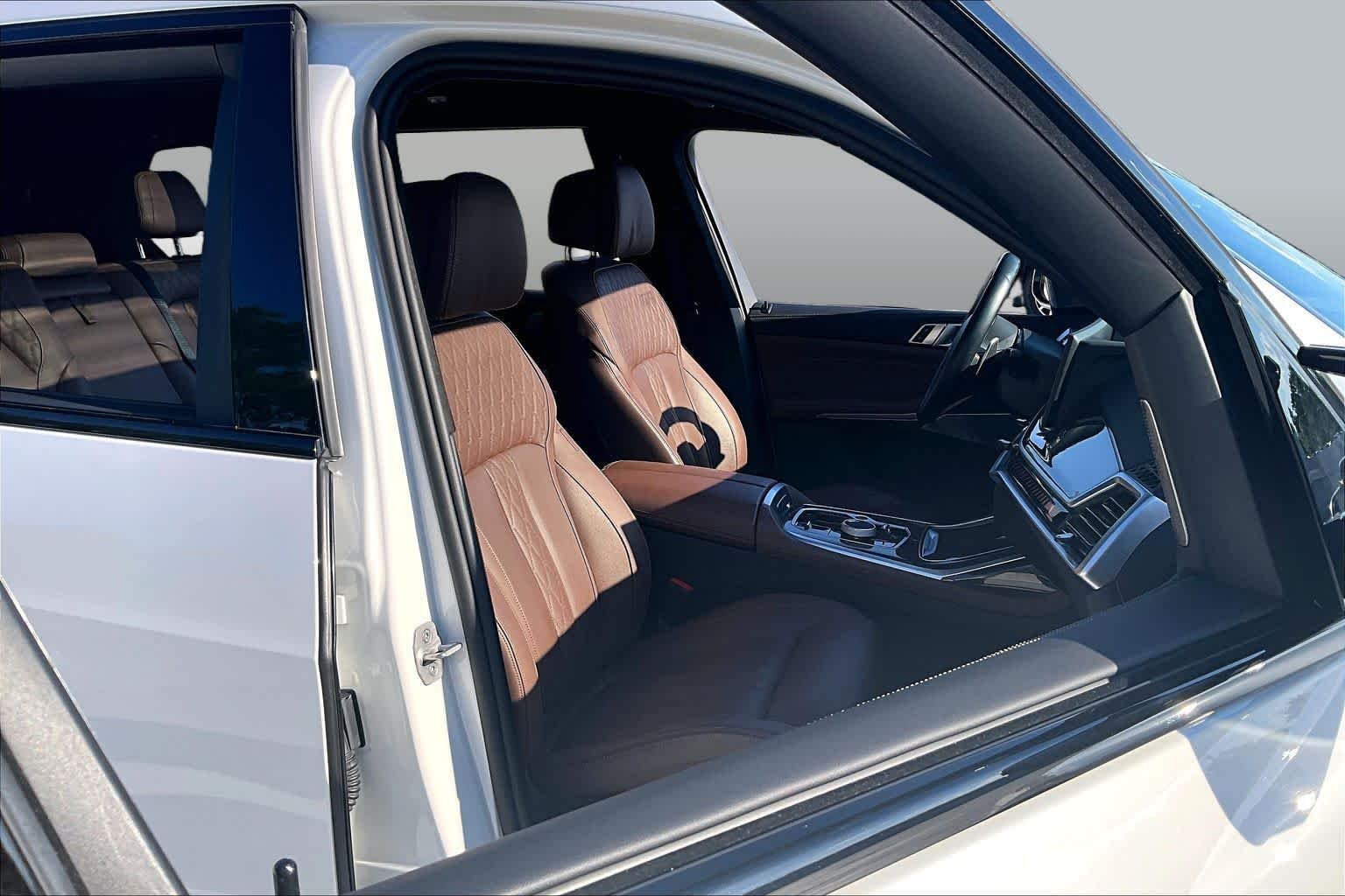Used 2025 Mineral White Metallic BMW M60i image 9