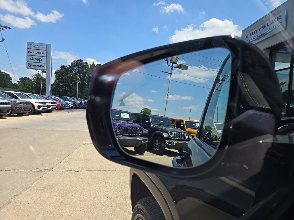 New 2026 Diamond Black Crystal Pearl-Coat Exterior Paint Jeep  image 30