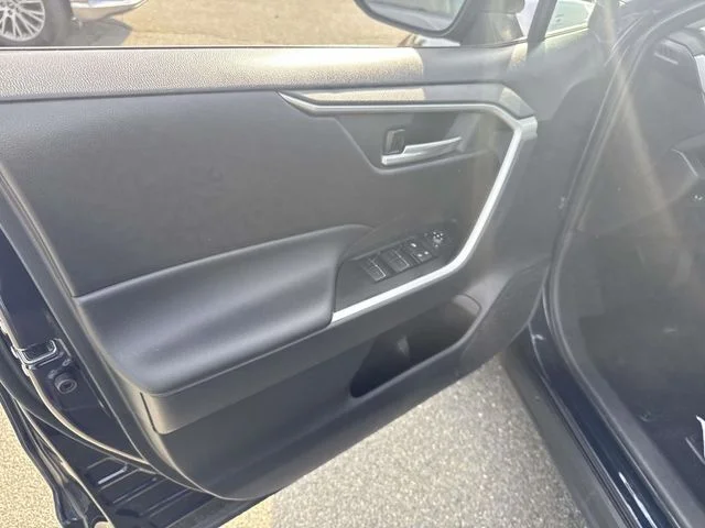 Used 2025  Toyota XLE image 16