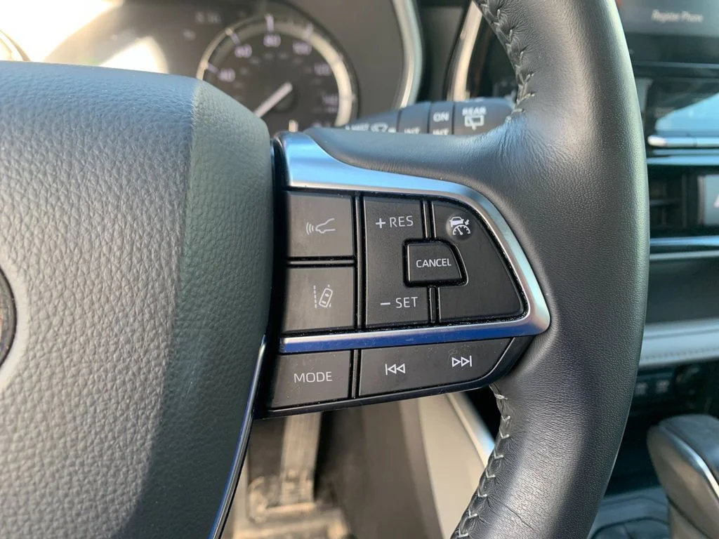 Used 2020 White Toyota XLE image 28