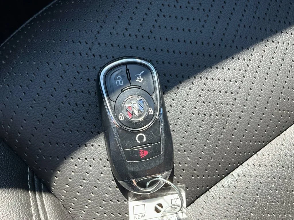 Used 2023 WHITE FROST TRICOAT Buick Essence image 33