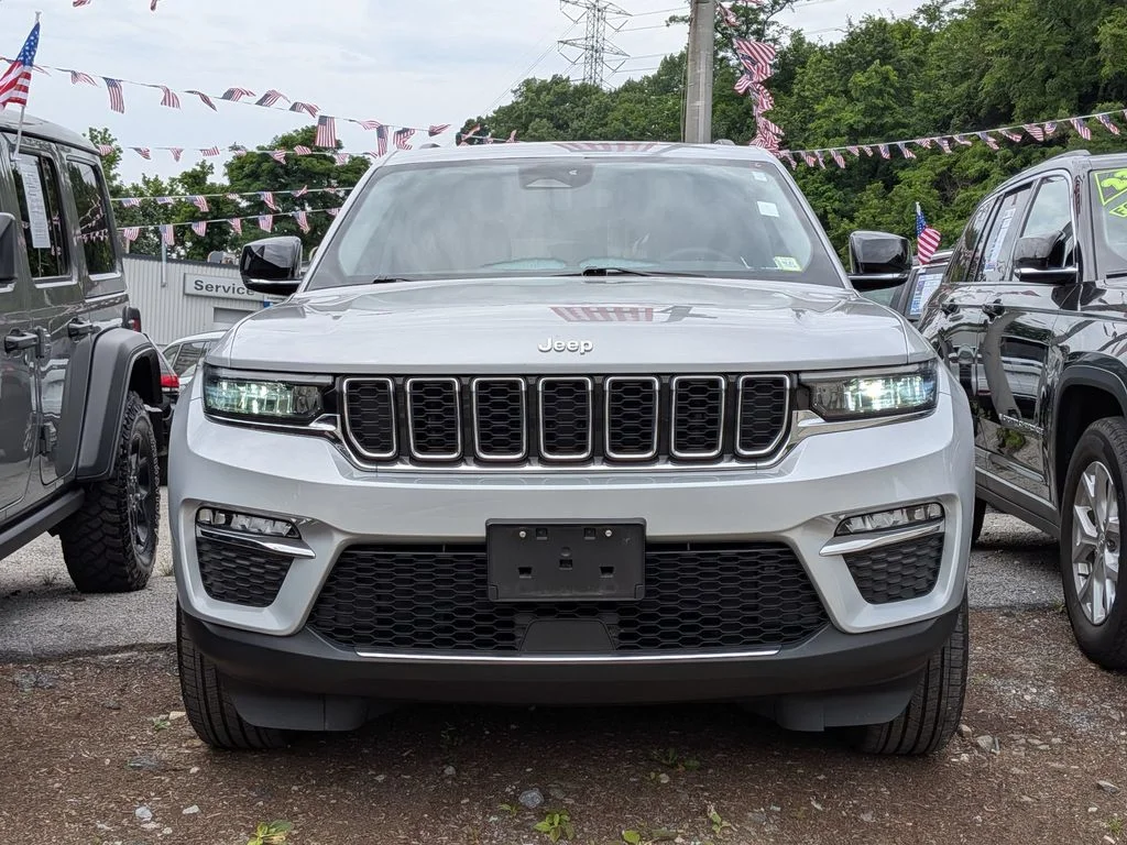 Used 2023 Silver Jeep Limited image 3