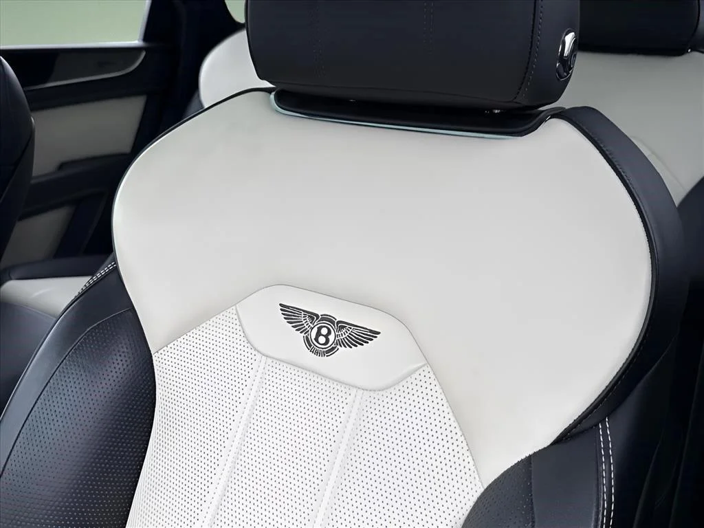 Used 2023 Glacier White Bentley V8 image 20