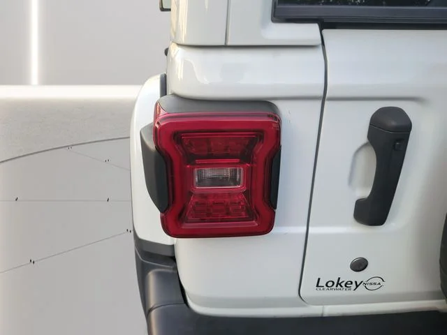 Used 2019 White Jeep Unlimited Sahara image 9