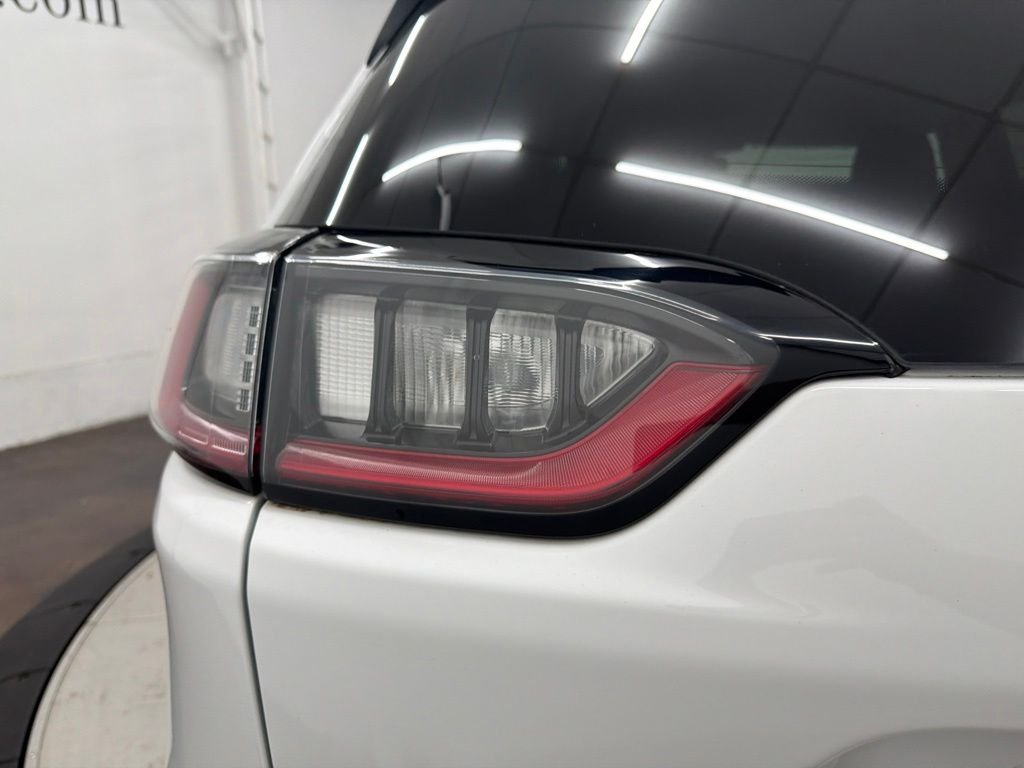 Used 2020 White Jeep Latitude image 12