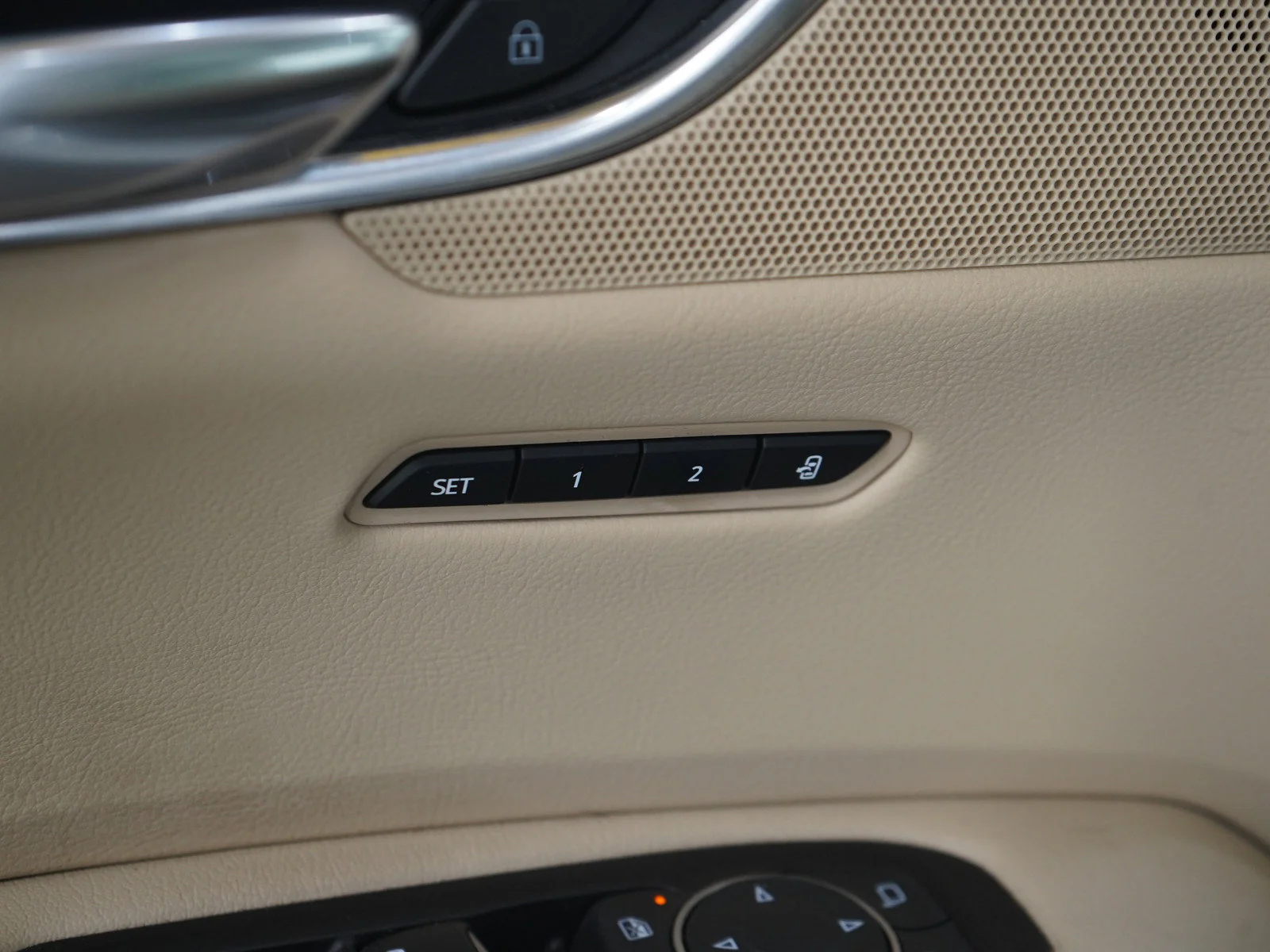 Used 2019 CRYSTAL WHITE TRICOAT Cadillac Luxury AWD image 22
