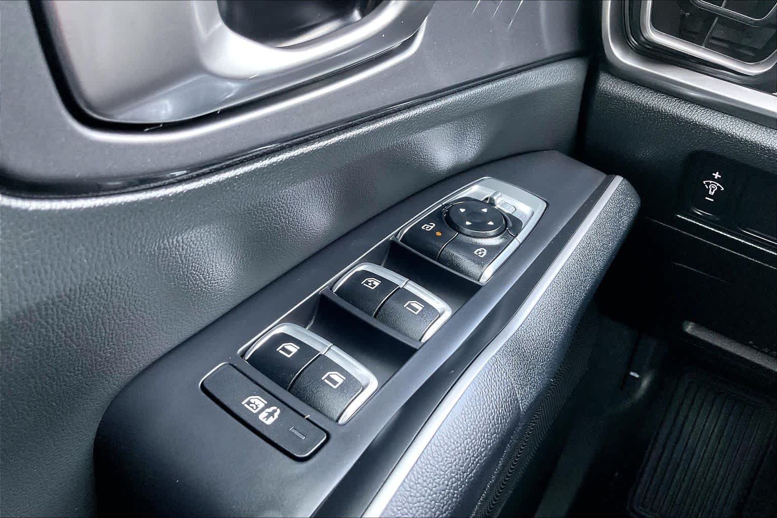 2025 Kia Sorento S - Photo 34
