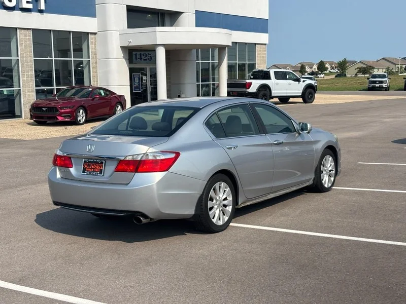 Used 2014 Alabaster Silver Metallic Honda EX image 3