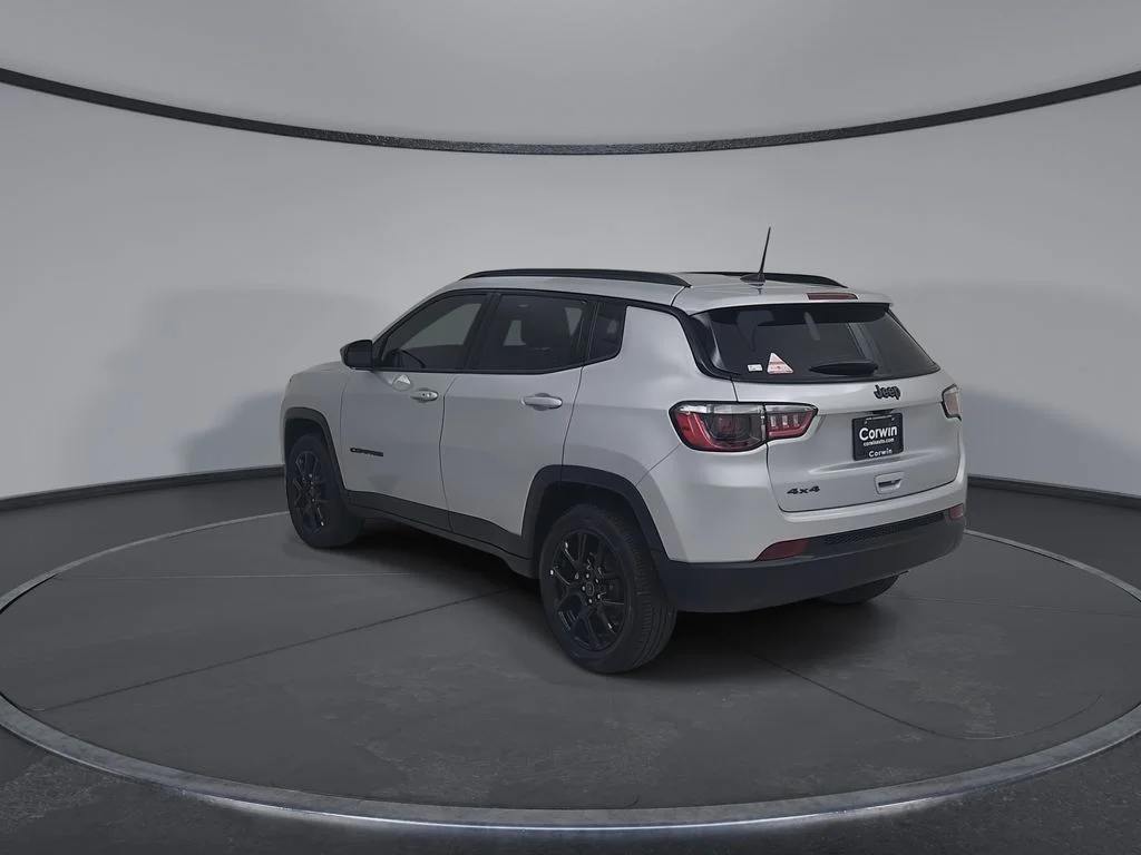 New 2026 Silver Zynith Metallic Clearcoat Jeep Latitude image 11