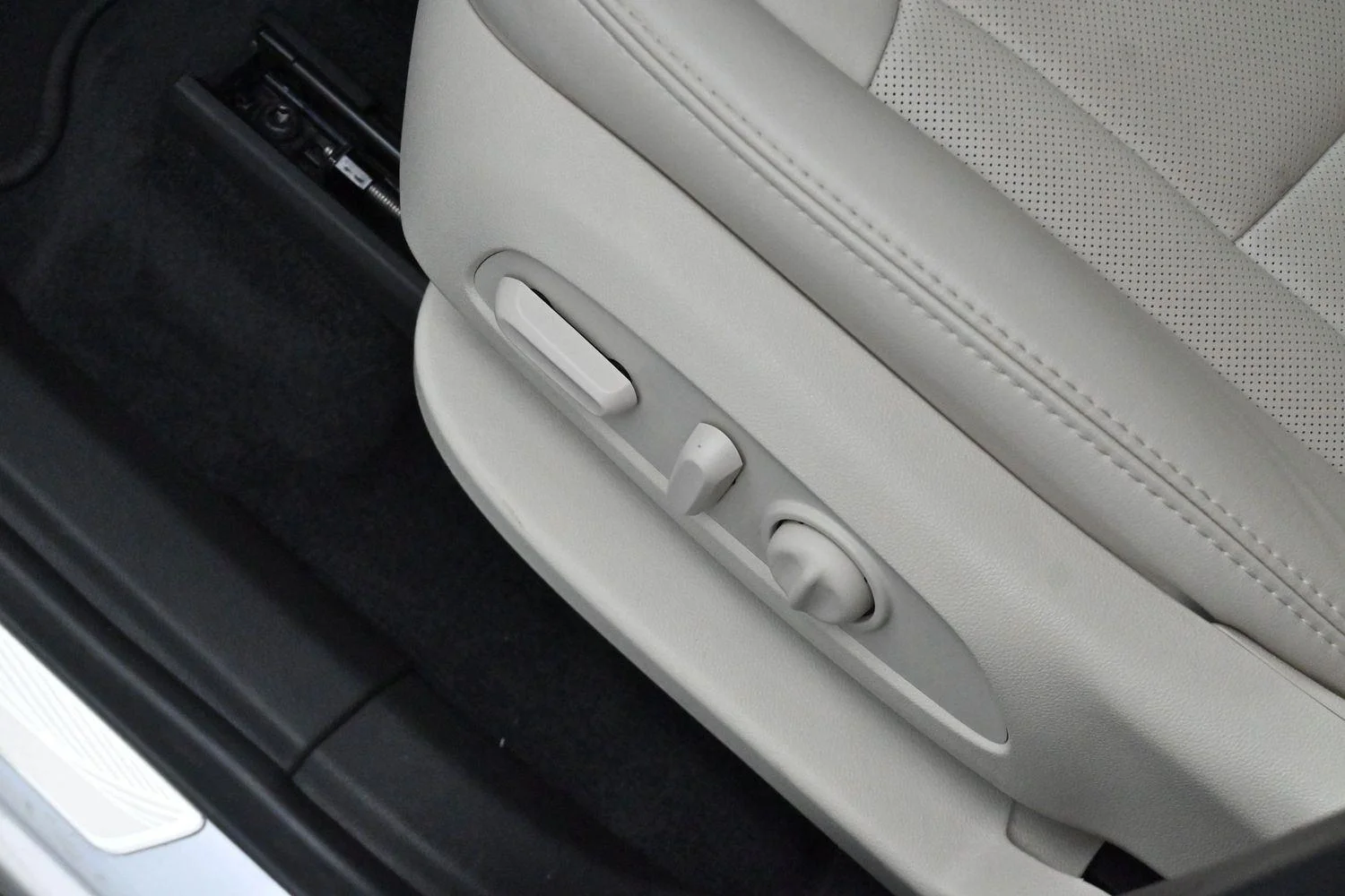 Used 2023 Summit White Buick Essence image 14