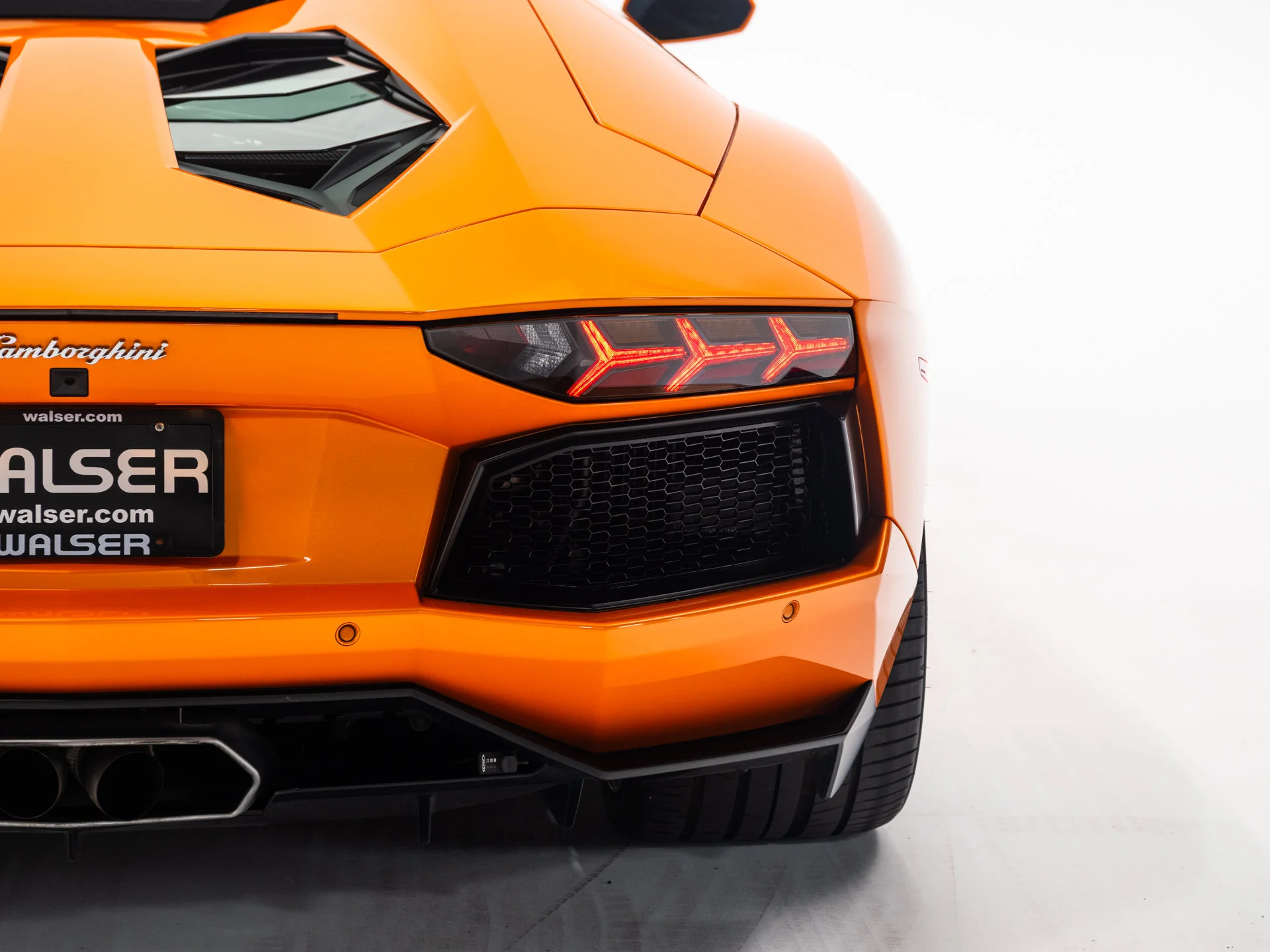 Used 2016 Arancio Atlas Pearl Effect Lamborghini LP700-4 image 21
